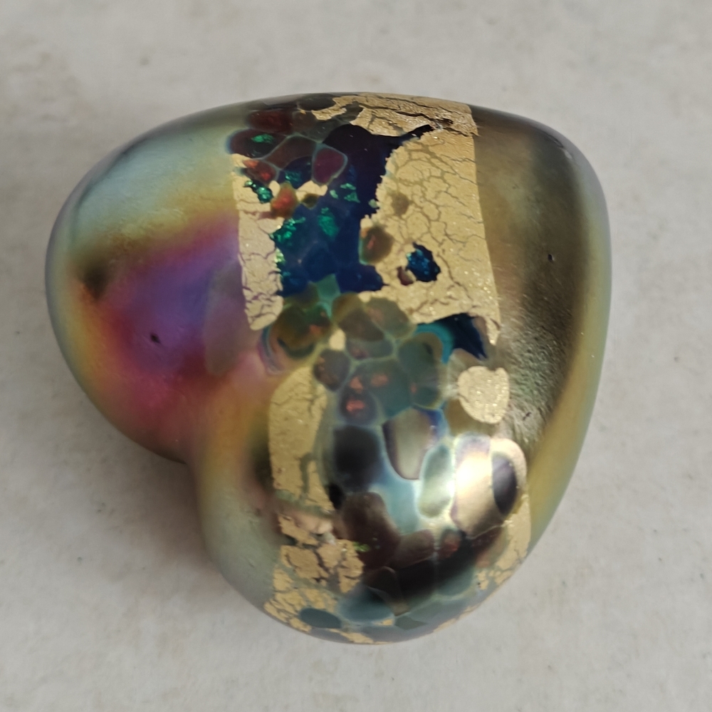 Signed Robert Held Iridescent Heart-Shaped Art Glass Sculpture/ Paperweight - Picture 8 of 14